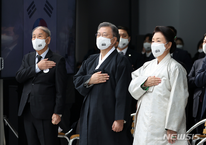 [서울=뉴시스] 김진아 기자 = 문재인 대통령과 김정숙 여사가 지난 1일 서울 서대문구 국립 대한민국임시정부 기념관에서 열린 제103주년 3.1절 기념식에서 국민의례를 하고 있는 모습. 2022.03.01. bluesoda@newsis.com