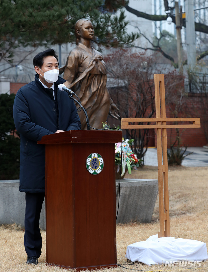 [서울=뉴시스] 이영환 기자 = 오세훈 서울시장이 지난해 3월1일 오전 서울 중구 이화여고 유관순기념관 앞에서 열린 제103주기 삼일절 기념 유관순 열사 동상 헌화예배에 참석해 인사말을 하고 있다. 2022.03.01. 20hwan@newsis.com