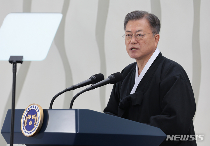 [서울=뉴시스] 김진아 기자 = 문재인 대통령이 1일 서울 서대문구 국립 대한민국임시정부 기념관에서 열린 제103주년 3.1절 기념식에서 기념사를 하고 있다. 2022.03.01. bluesoda@newsis.com