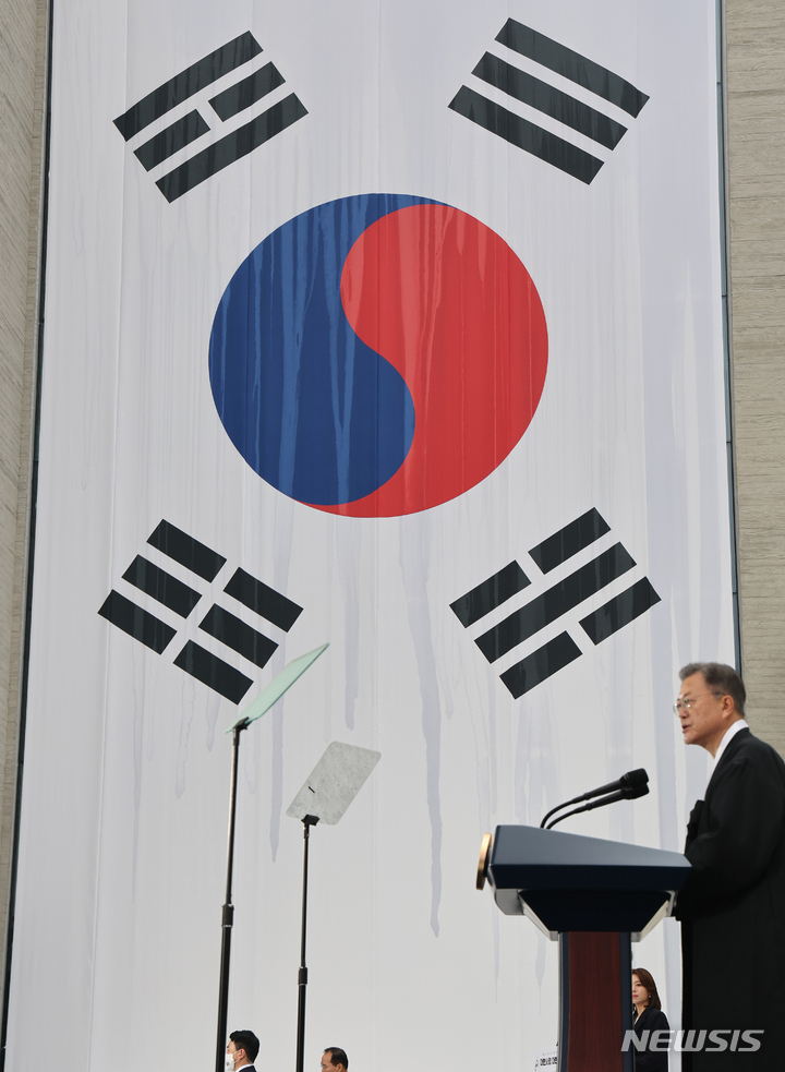 [서울=뉴시스] 김진아 기자 = 문재인 대통령이 1일 서울 서대문구 국립 대한민국임시정부 기념관에서 열린 제103주년 3.1절 기념식에서 기념사를 하고 있다. 2022.03.01. bluesoda@newsis.com