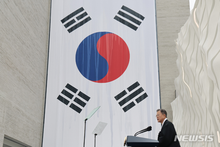 [서울=뉴시스] 김진아 기자 = 문재인 대통령이 1일 서울 서대문구 국립 대한민국임시정부 기념관에서 열린 제103주년 3.1절 기념식에서 기념사를 하고 있다. 2022.03.01. bluesoda@newsis.com