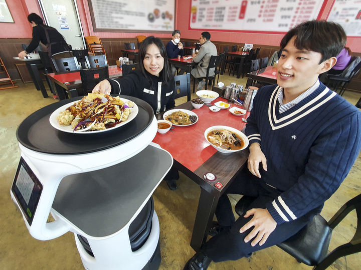 [광주=뉴시스] 호남권에서 KT AI 서빙로봇을 100번째 도입한 전남 무안군 '손짜장 전문점'에서 서빙로봇이 음식을 나르고 있다. (사진=KT 제공) 2020.03.01 photo@newsis.com *재판매 및 DB 금지