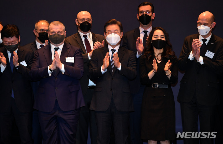 [서울=뉴시스] 국회사진기자단 = 이재명 더불어민주당 대선 후보가 1일 오전 서울 여의도 콘래드호텔에서 주한독일상공회의소와 주한프랑스상공회의소 공동 주최로 열린 외국인 투자기업인들과의 대화 종료 후 기념촬영 하고 있다. 2022.03.01. photo@newsis.com