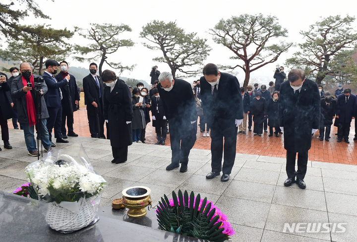 [서울=뉴시스] 국회사진기자단 = 제103주년 3·1절인 1일 윤석열 국민의힘 대선후보가 서울 동작구 국립서울현충원 내 대한독립군 무명용사 위령탑을 찾아 참배하고 있다. 2022.03.01. photo@newsis.com