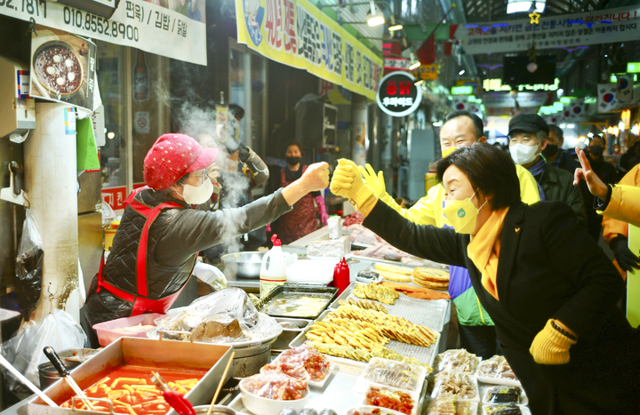 [파주=뉴시스] 최진석 기자 = 심상정 정의당 대선 후보가 1일 경기 파주 금촌시장을 찾아 선거 유세를 하며 상인과 인사를 나누고 있다. (사진=정의당 제공) 2022.03.01. photo@newsis.com *재판매 및 DB 금지