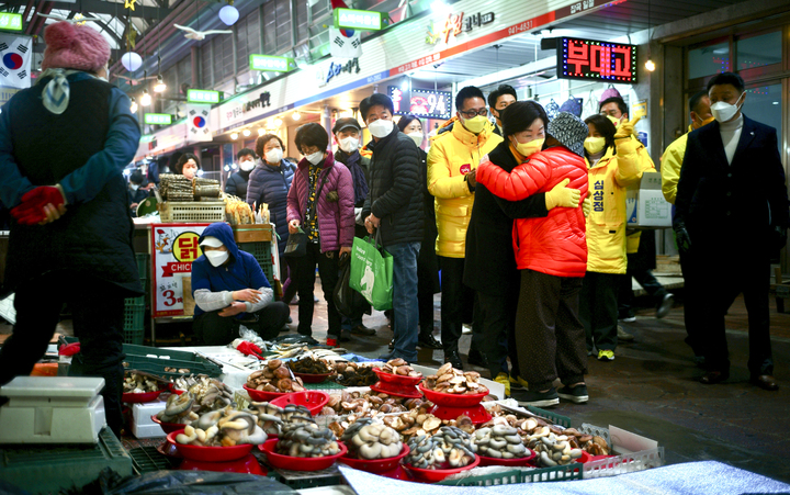 [파주=뉴시스] 최진석 기자 = 심상정 정의당 대선 후보가 1일 경기 파주 금촌시장을 찾아 선거 유세를 하며 유권자과 포옹을 하고 있다. (사진=정의당 제공) 2022.03.01. photo@newsis.com *재판매 및 DB 금지