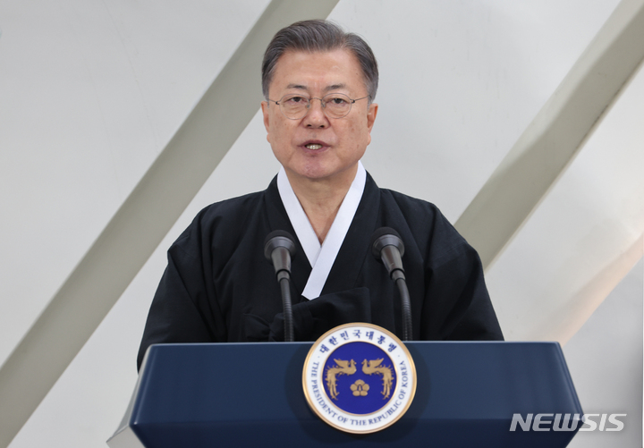 [서울=뉴시스] 김진아 기자 = 문재인 대통령이 1일 서울 서대문구 국립 대한민국임시정부 기념관에서 열린 제103주년 3.1절 기념식에서 기념사를 하고 있다. 2022.03.01. bluesoda@newsis.com