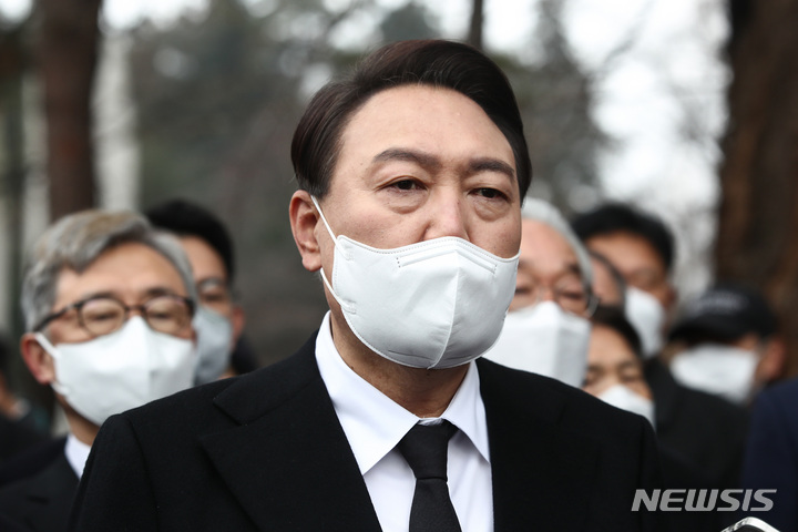 [서울=뉴시스] 국회사진기자단 = 제103주년 3·1절인 1일 윤석열 국민의힘 대선후보가 서울 동작구 국립서울현충원 내 독립운동가 묘역 등 참배를 마친 뒤 취재진의 질문에 답하고 있다. 2022.03.01. photo@newsis.com .