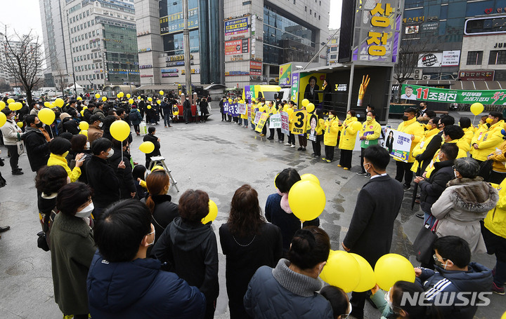 [고양=뉴시스] 국회사진기자단 = 심상정 정의당 대선후보가 1일 경기 고양시 덕양구 화정역 광장 집중 유세 현장에서 시민들에게 지지를 호소하고 있다. 2022.03.01. photo@newsis.com