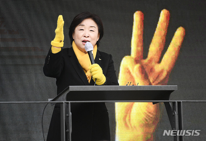 [고양=뉴시스] 국회사진기자단 = 심상정 정의당 대선후보가 1일 경기 고양시 덕양구 화정역 광장 집중 유세 현장에서 시민들에게 지지를 호소하고 있다. 2022.03.01. photo@newsis.com