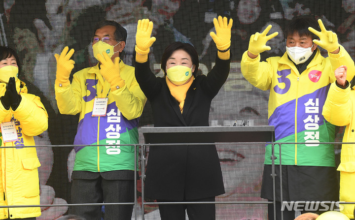 [고양=뉴시스] 국회사진기자단 = 심상정 정의당 대선후보가 1일 경기 고양시 덕양구 화정역 광장 집중 유세 현장에서 시민들에게 지지를 호소하고 있다. 2022.03.01. photo@newsis.com