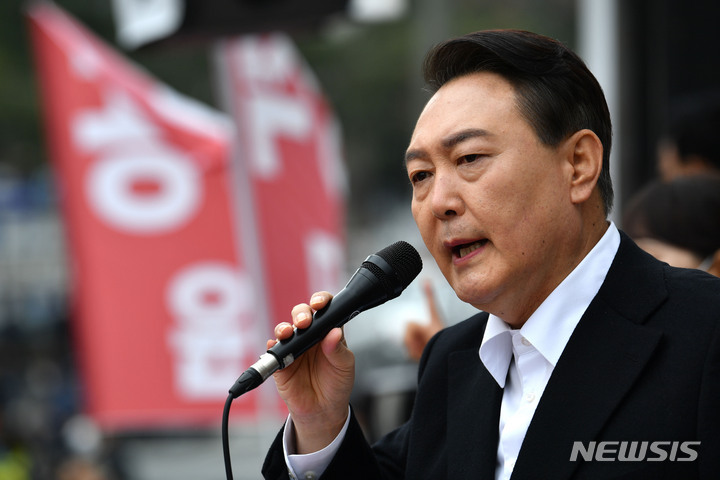 [서울=뉴시스] 국회사진기자단 = 윤석열 국민의힘 대선 후보가 지난 1일 서울 동작구 중앙대학교병원 앞에서 유세를 하며 지지를 호소하고 있다. 2022.03.01. photo@newsis.com