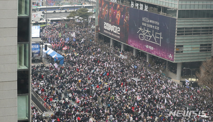 [서울=뉴시스] 이영환 기자 = 1일 오후 서울 중구 청계광장에서 사랑제일교회가 주최한 2022 3·1절 광화문 1천만 국민기도회에서 참가자들이 태극기와 성조기를 흔들고 있다. 2022.03.01. 20hwan@newsis.com