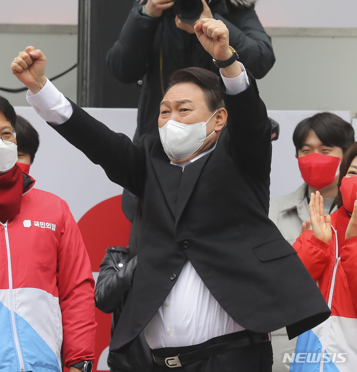 [서울=뉴시스] 국회사진기자단 = 윤석열 국민의힘 대선 후보가 1일 서울 동작구 중앙대학교병원 앞에서 유세를 하며 지지를 호소하고 있다. 2022.03.01. photo@newsis.com