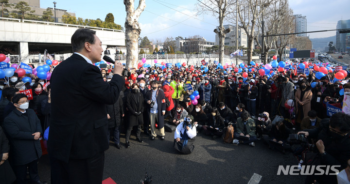 [서울=뉴시스] 국회사진기자단 = 윤석열 국민의힘 대선 후보가 지난 1일 오후 서울 서초구 서울중앙지방검찰청 서문 앞에서 열린 '보수와 진보 진영통합 윤석열 후보 지지선언'에 참석해 발언하고 있다. 2022.03.01. photo@newsis.com