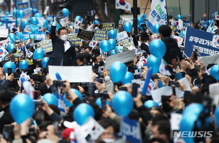 [서울=뉴시스] 국회사진기자단 = 이재명 더불어민주당 대선 후보가 1일 서울 중구 명동에서 열린 '3.1 정신으로 여는 대한민국 대전환!' 서울 집중 유세에서 지지를 호소하며 포즈를 취하고 있다. 2022.03.01. photo@newsis.com