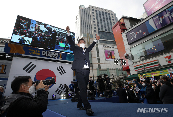 [서울=뉴시스] 국회사진기자단 = 이재명 더불어민주당 대선 후보가 1일 서울 중구 명동에서 열린 '3.1 정신으로 여는 대한민국 대전환!' 서울 집중 유세에서 지지를 호소하며 포즈를 취하고 있다. 2022.03.01. photo@newsis.com