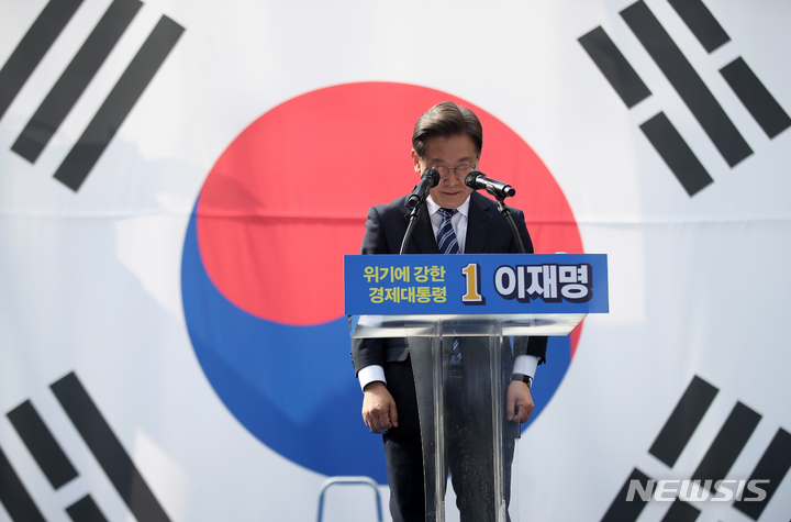 [서울=뉴시스] 국회사진기자단 = 이재명 더불어민주당 대선 후보가 1일 서울 중구 명동에서 열린 '3.1 정신으로 여는 대한민국 대전환!' 서울 집중 유세에서 우크라이나의 평화를 기원하는 묵념을 하고 있다. 2022.03.01. photo@newsis.com