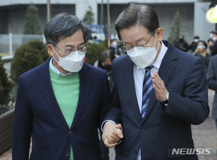 [서울=뉴시스] 국회사진기자단 = 이재명 더불어민주당, 김동연 새로운물결 대선 후보가 1일 서울 마포구 한 카페에서 회동을 마친 뒤 이동하고 있다. 이날 두 후보는 분권형 대통령제, 책임총리, 실질적인 삼권분립의 내용이 ‘제7공화국 개헌안'을 만드는 것과 국정운영의 동반자로 국민통합정부 구성 등의 정치교체를 위한 공동선언을 발표했다. 2022.03.01. photo@newsis.com