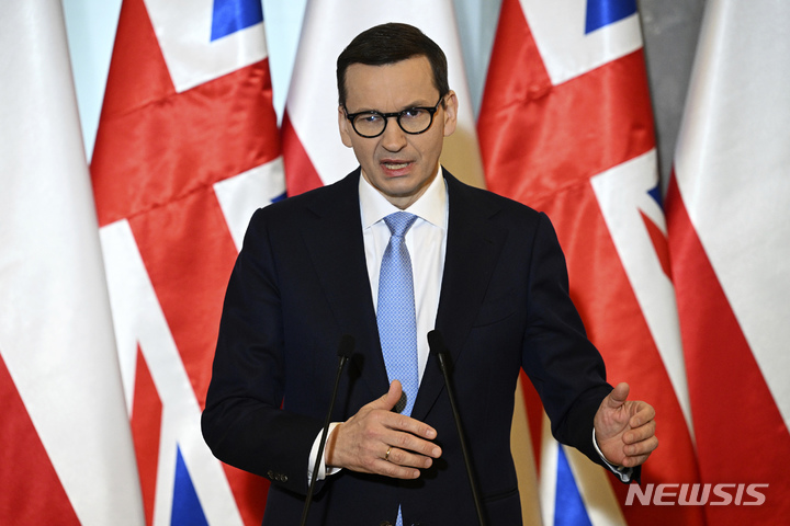[바르샤바=AP/뉴시스] 지난 1일(현지시간) 폴란드 바르샤바에서 마테우시 모라비에츠키 총리가 보리스 존슨 영국 총리와의 공동기자회견에서 발언하고 있다. 2022.0.3.03 