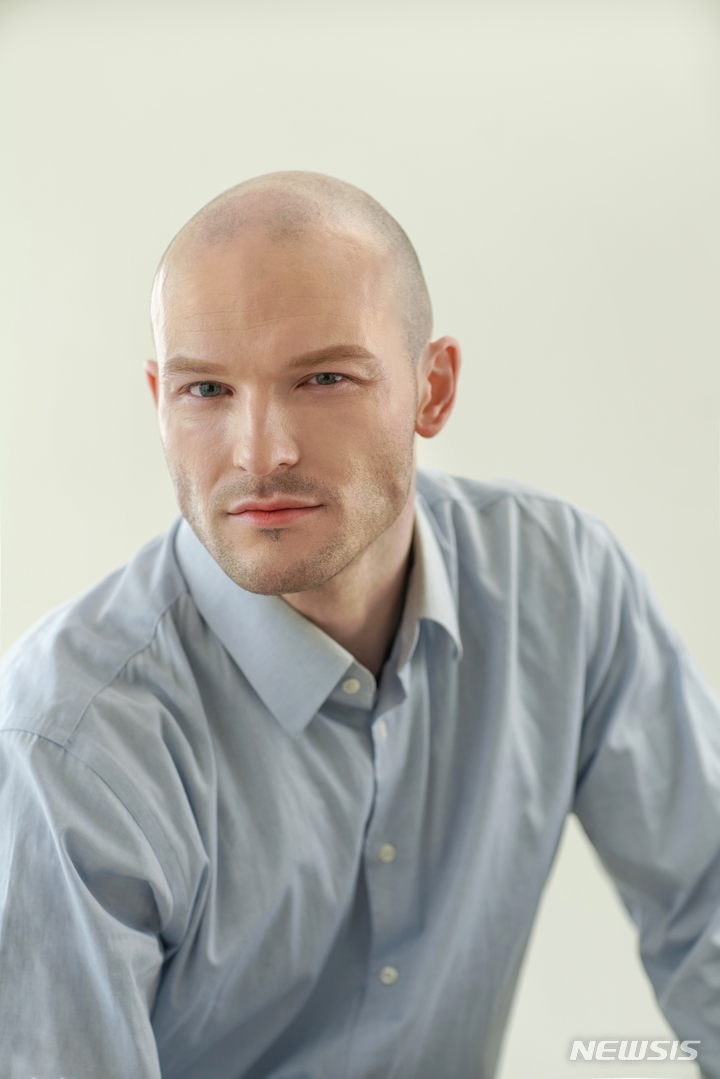 [서울=뉴시스] 존 그랜지 사진. 2022.03.02. (사진 = 앵그리독스 제공 ) photo@newsis.com*재판매 및 DB 금지