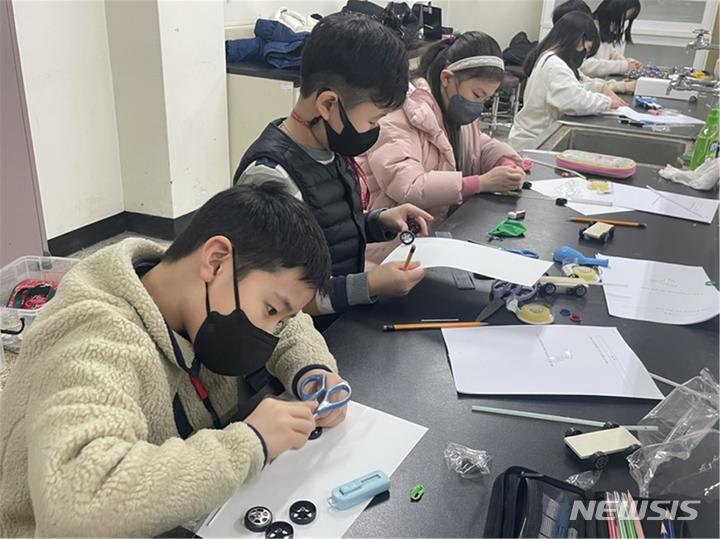 [성남=뉴시스]가천대학교 과학영재교육원 브릿지 과정 학생들이 ‘바퀴의 역사와 자동차 만들기’수업에서 자동차 바퀴를 제작하고 있다.
