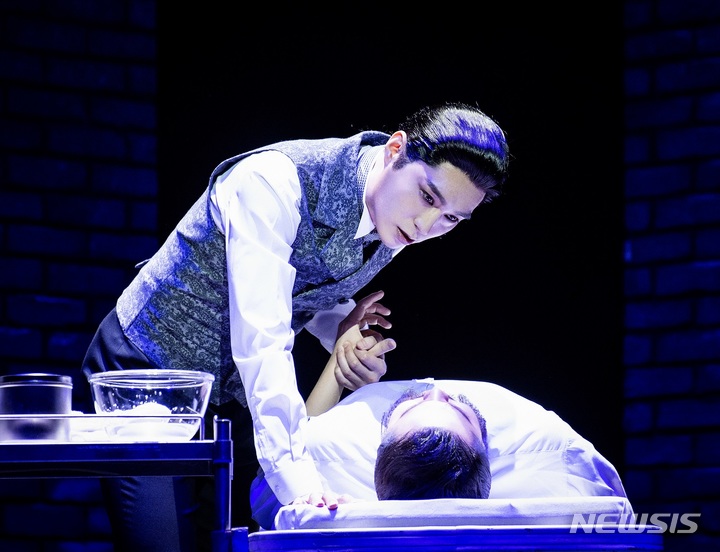 [서울=뉴시스] 뮤지컬 '지킬앤하이드', 지킬/하이드 역의 전동석. (사진=오디컴퍼니 제공) 2022.03.02. photo@newsis.com *재판매 및 DB 금지