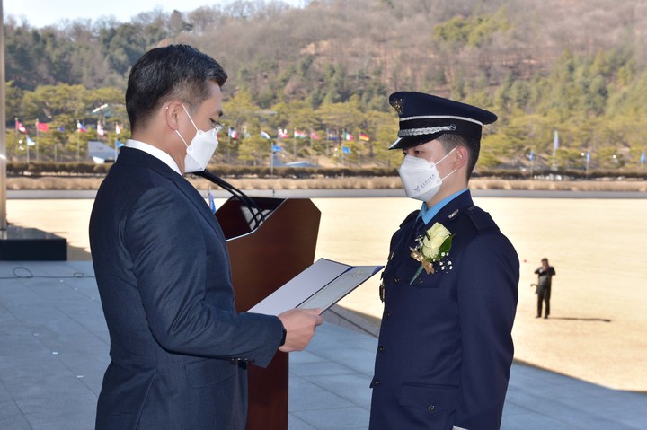 [서울=뉴시스] 3월 2일(수), 충북 청주 공군사관학교 성무연병장에서 열린 공군사관학교 제70기 졸업 및 임관식에서 대통령상을 수상한 정대권 소위가 서욱(왼쪽) 국방부장관으로부터 상장을 수여받고 있다. 2022.03.02. (사진=공군 제공) *재판매 및 DB 금지