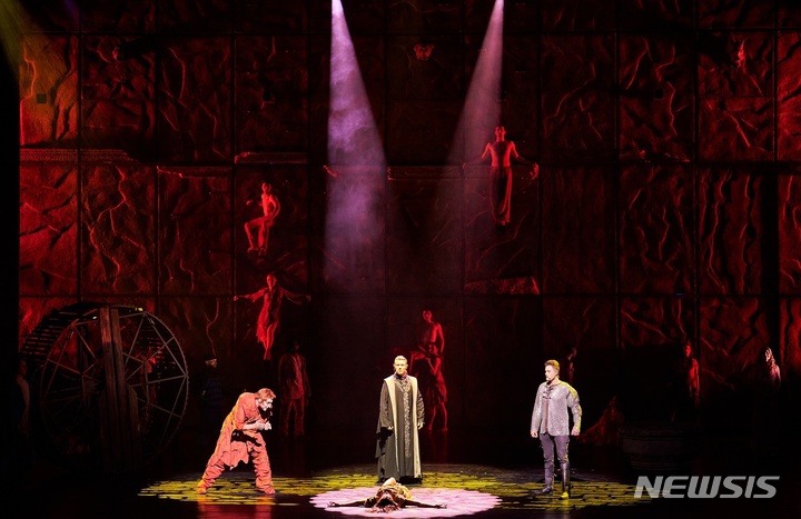 [서울=뉴시스] 뮤지컬 '노트르담 드 파리' 공연 사진-아름답다(Belle)_안젤로 델 베키오(콰지모도), 로랑 방(프롤로), 플로 칼리(페뷔스). (사진=마스트엔터테인먼트 제공) 2022.03.02. photo@newsis.com *재판매 및 DB 금지