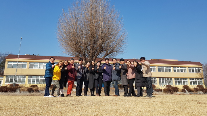 [안성=뉴시스] 경기도교육청이 1일 개교한 '신나는 학교'에 초대 교장으로 부임한 하태욱 건신대학원대학교 전 주임교수(사진 오른쪽에서 다섯 번째)와 이 학교에서 학생들을 가르칠 교사들. 2022.03.02. (사진='신나는 학교' 제공) *재판매 및 DB 금지
