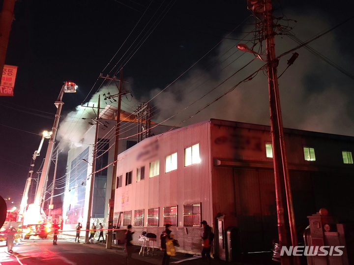 [대구=뉴시스]김정화 기자 = 2일 오후 8시3분께 대구시 북구 검단동의 한 식품공장에서 화재가 발생해 소방대원들이 진화에 나섰다. 블록 형태 구조로 6개 업체가 붙어 있어 진화까지 상당시간 소요 예상된다. 2022.03.02. jungk@newsis.com