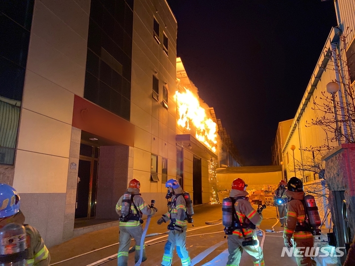 [대구=뉴시스] 김정화 기자 = 2일 오후 8시3분께 대구시 북구 검단동의 한 식품공장에서 화재가 발생했다. 블록형태 구조로 6개 업체가 붙어 있어 진화까지 상당시간 소요 예상된다. (사진=대구소방안전본부 제공) 2022.03.02. photo@newsis.com