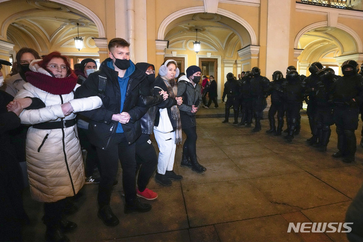 [상트페테르부르크=AP/뉴시스] 1일(현지시간) 러시아 상트페테르부르크에서 경찰과 러시아의 우크라이나 공격에 반대하는 시위대가 대치하고 있다. 2022.03.04.