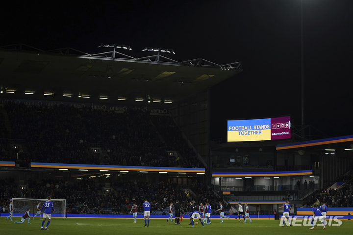 [번리=AP/뉴시스] 영국 번리 터프 무어에서 지난 2일(한국시간) 열린 번리와 레스터 시티의 EPL 경기 직전 전광판에 우크라이나 국기와 응원 메시지가 게시되고 있다. 2022.03.09.