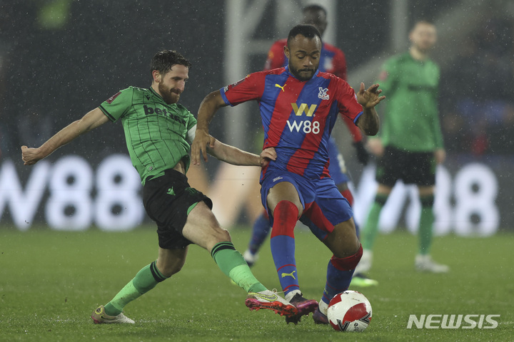 [런던=AP/뉴시스] 크리스탈 팰리스의 조던 아이유(오른쪽)가 지난 3월 2일 영국 런던 셀허스트 파크에서 열린 2021~22 FA컵 5라운드 경기에서 스토크 시티의 조 알렌과 볼 다툼을 하고 있다. 2022.04.02.