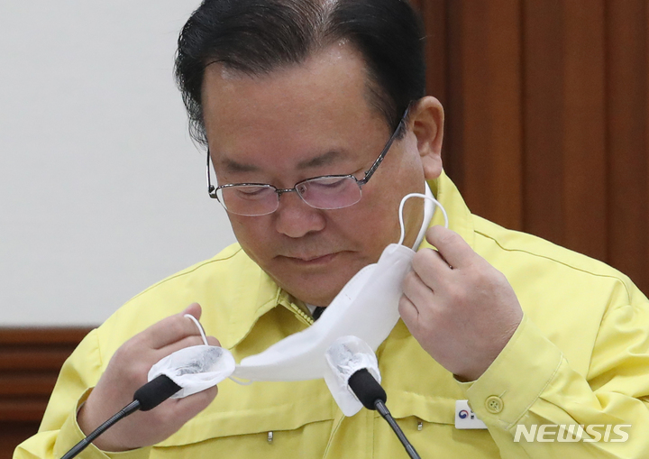 [서울=뉴시스] 김명원 기자 = 김부겸 국무총리가 2일 오전 서울 종로구 정부서울청사에서 열린 코로나19 대응 중앙재난안전대책본부(중대본) 회의를 주재하며 발언에 앞서 마스크를 벗고 있다. 2022.03.02. kmx1105@newsis.com