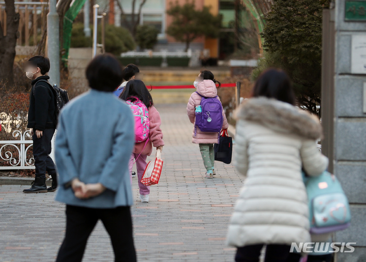 [서울=뉴시스] 지난 3월2일 서울의 한 초등학교에서 학생들이 등교하고 있다. 이를 학부모들이 지켜보고 있다. (사진=뉴시스DB). 2022.08.16. photo@newsis.com