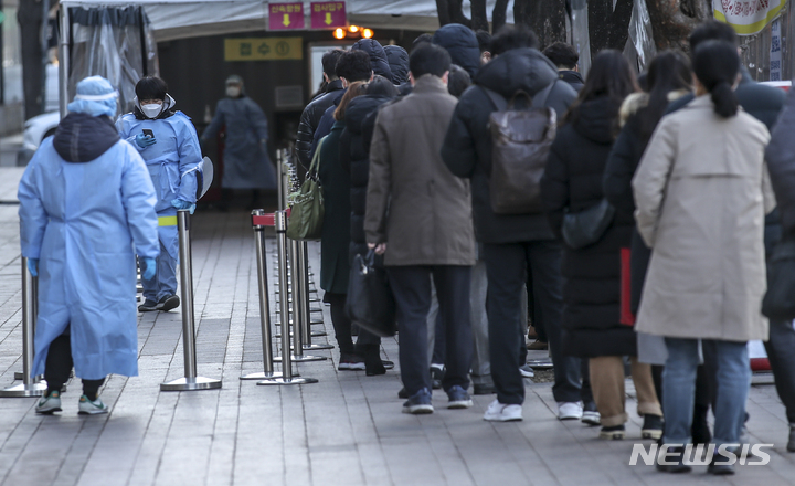 [서울=뉴시스] 정병혁 기자 = 코로나19 확산세가 이어지고 있는 2일 오전 서울 중구 서울광장에 설치된 코로나19 임시선별검사소를 찾은 시민들이 검사를 위해 줄 서 있다. 2022.03.02. jhope@newsis.com
