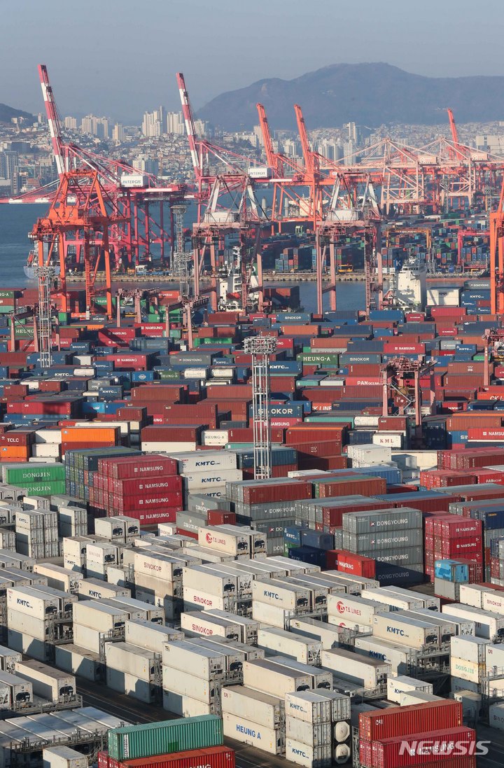 [부산=뉴시스] 하경민 기자 = 부산 남구 신선대(아래)와 감만부두(위)에서 컨테이너 선적 및 하역작업이 진행되고 있다. 2022.03.02. yulnetphoto@newsis.com