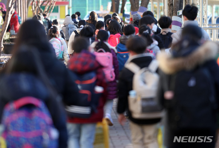 [서울=뉴시스] 홍효식 기자 = 새 학기 개학일인 지난 2일 오전 서울 노원구 태랑초등학교에서 학생들이 등교하고 있다. 2022.03.04. yesphoto@newsis.com
