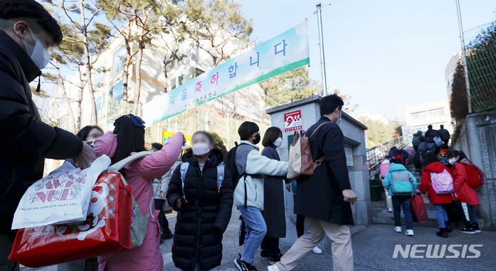 [서울=뉴시스] 홍효식 기자 = 새 학기 개학일인 지난 2일 오전 서울 노원구 태랑초등학교에서 학생들이 등교하고 있다. 2022.03.07. yesphoto@newsis.com