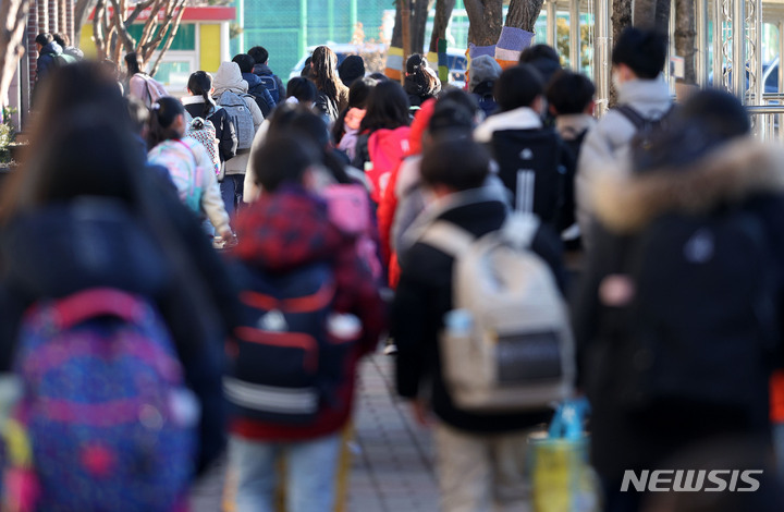 [서울=뉴시스] 홍효식 기자 = 새 학기 개학일인 지난 2일 오전 서울 노원구 태랑초등학교에서 학생들이 등교하고 있다. 2022.03.10. yesphoto@newsis.com