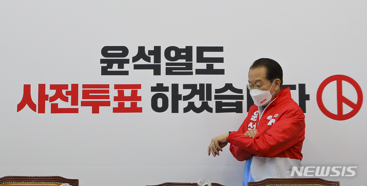 [서울=뉴시스] 전신 기자 = 권영세 국민의힘 선거대책본부장이 2일 서울 여의도 국회에서 열린 확대선거대책본부 회의에서 시간을 확인하고 있다. (공동취재사진) 2022.03.02. photo@newsis.com