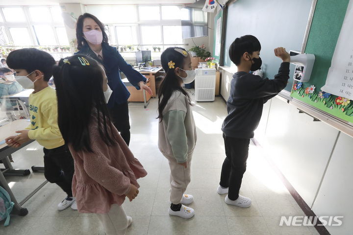 [서울=뉴시스] 홍효식 기자 = 새 학기 개학일인 지난 2일 오전 서울 노원구 태랑초등학교에서 학생들이 체온을 측정하고 있다. (공동취재사진) 2022.03.07. photo@newsis.com