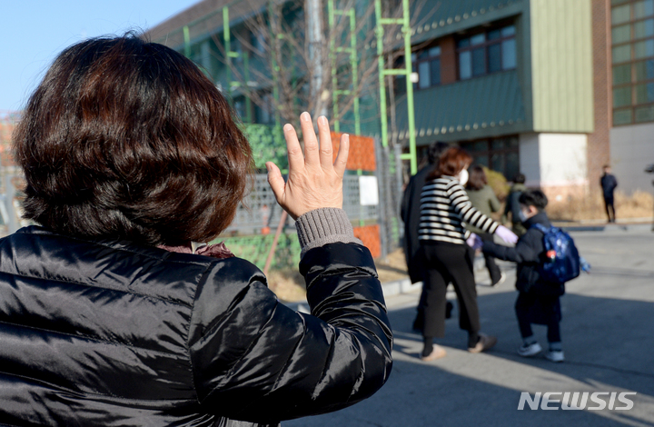 [광주=뉴시스] 김혜인 기자 = 새학기 전면 등교 첫날인 지난 2일 오전 광주 광산구 도산동 송정서초등학교에서 학생들이 등교하고 있다. 2022.03.02.hyein0342@newsis.com