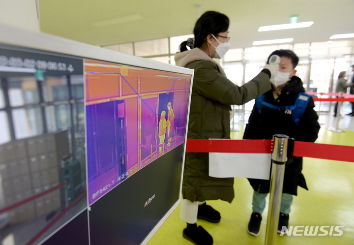 [광주=뉴시스] 지난해 3월2일 오전 광주 광산구 도산동 송정서초등학교 현관에서 교사가 발열체크를 하고 있다. (사진=뉴시스DB). 2023.01.31. photo@newsis.com