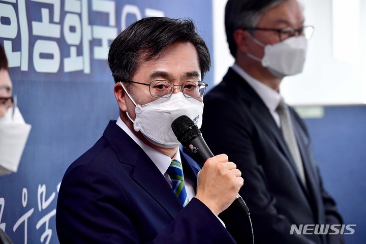 [서울=뉴시스] 국회사진기자단 = 김동연 새로운물결 대선 후보가 2일 서울 영등포구 선거 캠프에서 기자회견을 열고 후보 사퇴 및 이재명 더불어민주당 후보의 지지 의사를 밝히고 있다. 2022.03.02. photo@newsis.com