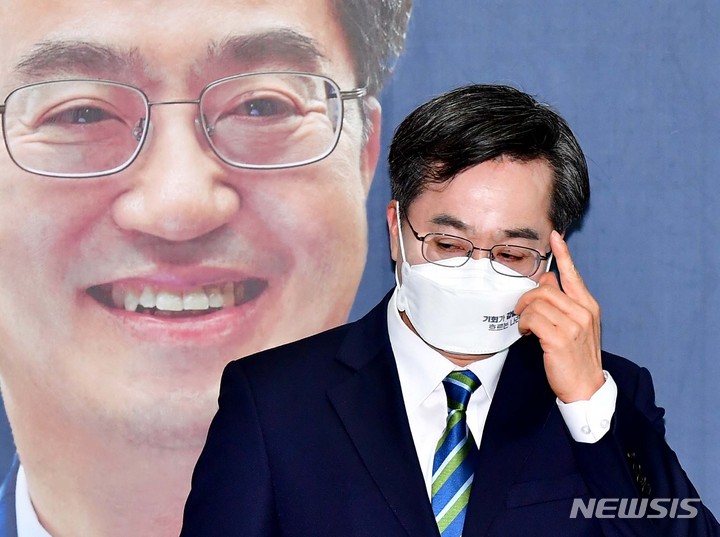 [서울=뉴시스] 국회사진기자단 = 김동연 새로운물결 대선 후보가 2일 서울 영등포구 선거 캠프에서 기자회견을 열고 후보 사퇴 및 이재명 더불어민주당 후보의 지지 의사를 밝히기 앞서 잠시 생각에 잠겨 있다. 2022.03.02. photo@newsis.com