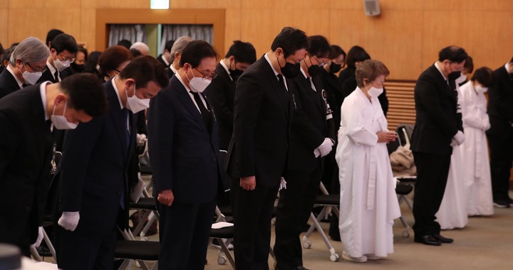 [서울=뉴시스] 사진공동취재단 = 고 이어령 초대 문화부 장관의 영결식이 2일 서울 서초구 국립중앙도서관 국제회의장에서 문화체육관광부장으로 치러진 가운데 황희 장관과 유가족 등 참석자들이 고인에 대한 묵념을 하고 있다. 2022.03.02. photo@newsis.com