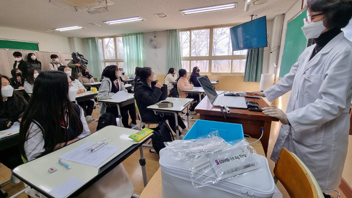 [울산=뉴시스] 배병수 기자 = 지난해 3월2일 오전 울산 북구 달천중학교 학생들이 보건교사로부터 신속항원검사 사용법 설명을 듣고 있다. 2022.03.02. bbs@newsis.com